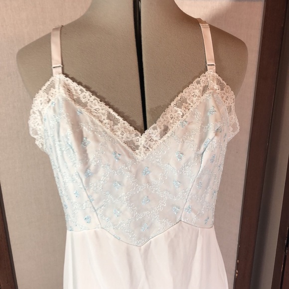 Youth form L blue slip/ embroidered flowers on bodice/ lace trim on hem size 40 - Picture 3 of 12